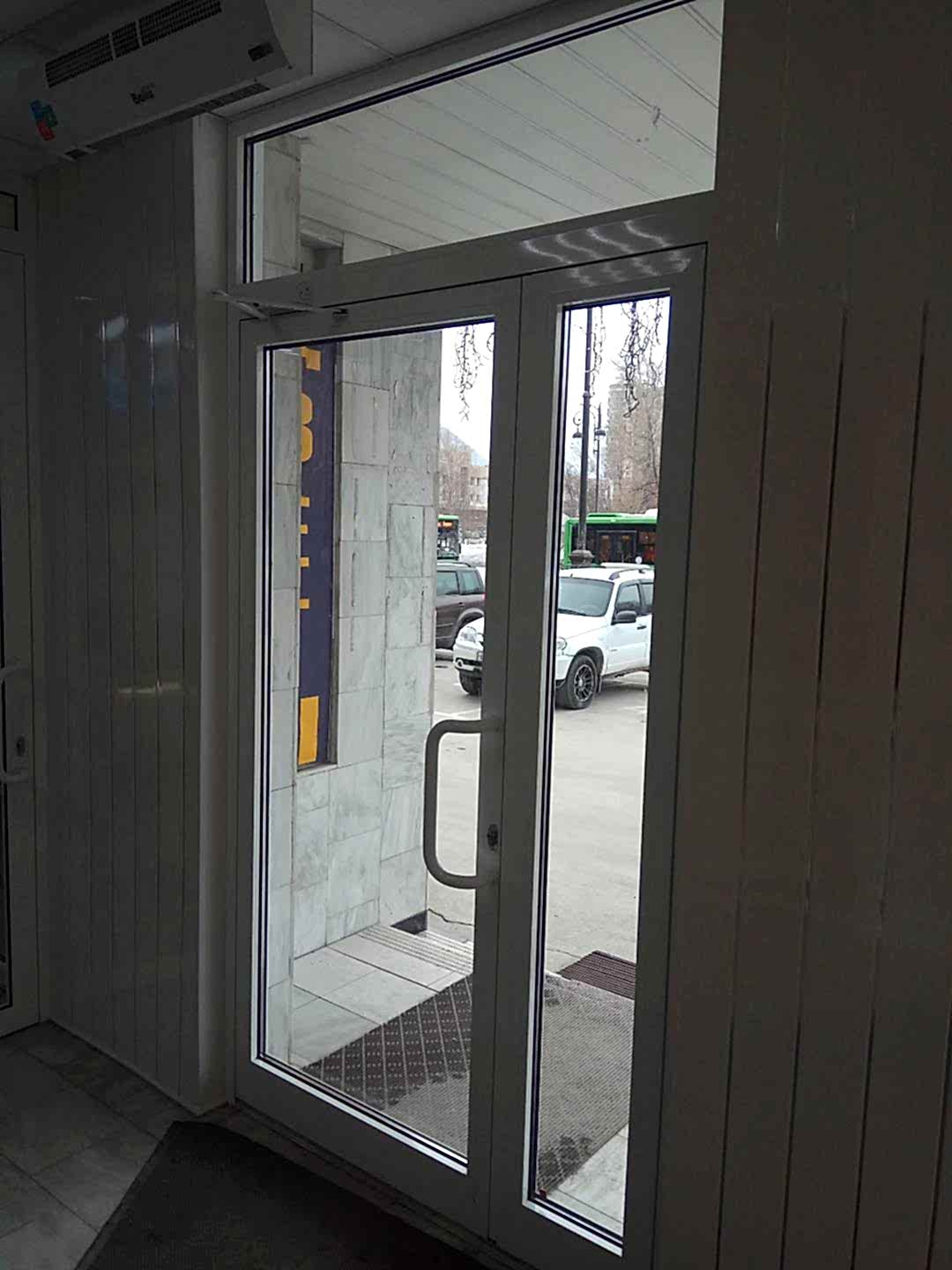 Пластиковые двери со стеклом
